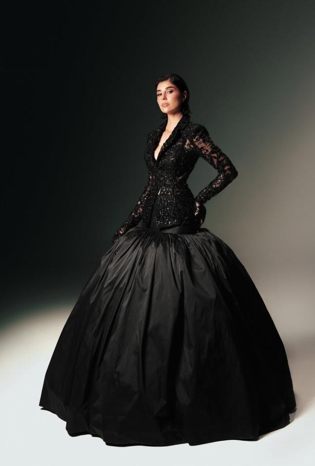 زينة مكي بإطلالة فخمة باللون الأسود 