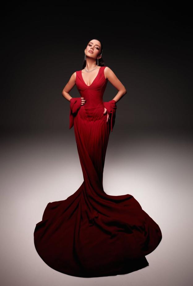 ستيفاني عطا الله بالفستان الأحمر 