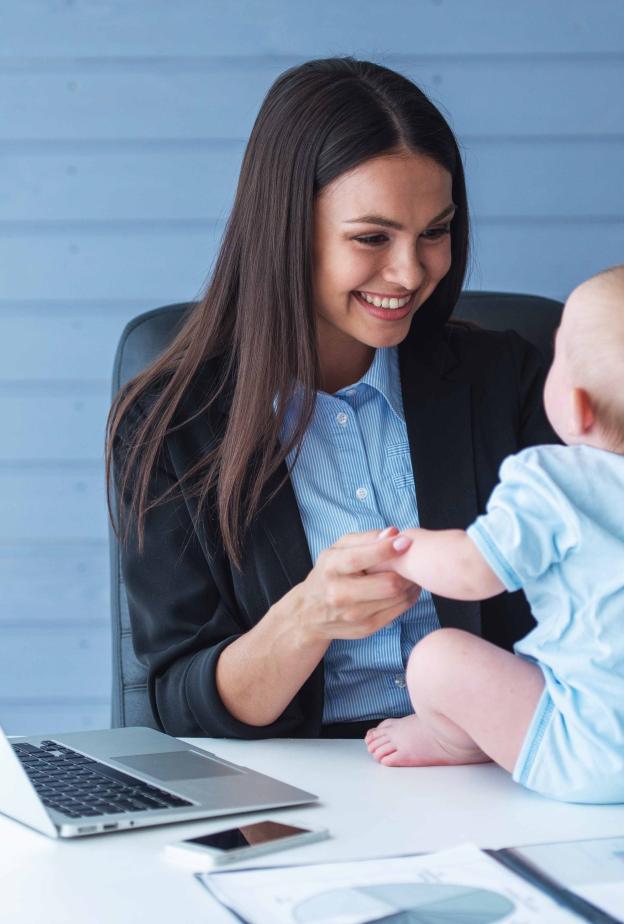 شعور الذنب كأم عاملة لا يعني أنكِ مقصرة حقًا