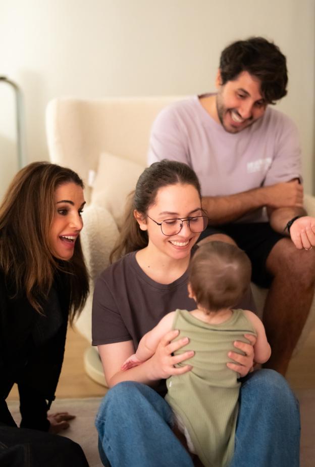 صورة جديدة للملكة رانيا مع حفيدتها 