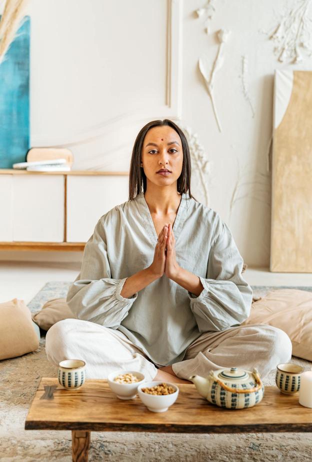 رياضة التأمل النشط تجمع بين الحركة والتأمل لتعزيز صحتك.. إليكِ أفضل تمارينها