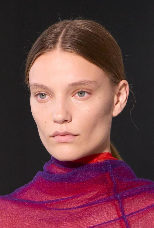 أي منطقة في الوجه تخسر الكولاجين أولًا؟.. إليكِ الإجابة الحاسمة وكيفية تعزيزه خلال مراحل عمركِ