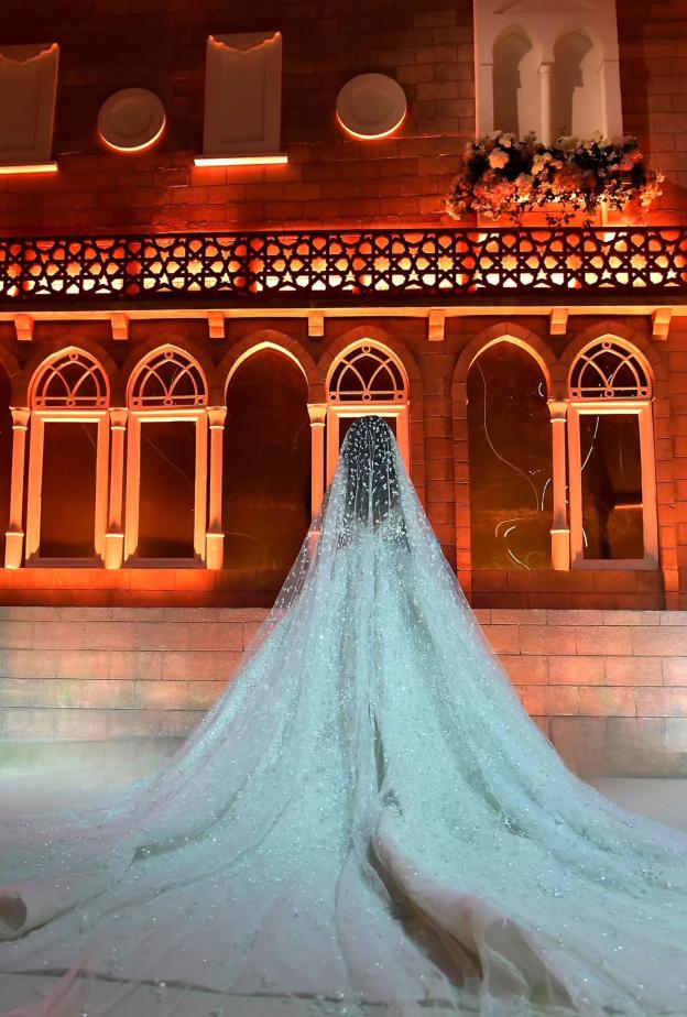 صورة من الخلف تظهر عروس بفستان وطرحة من زهير مراد