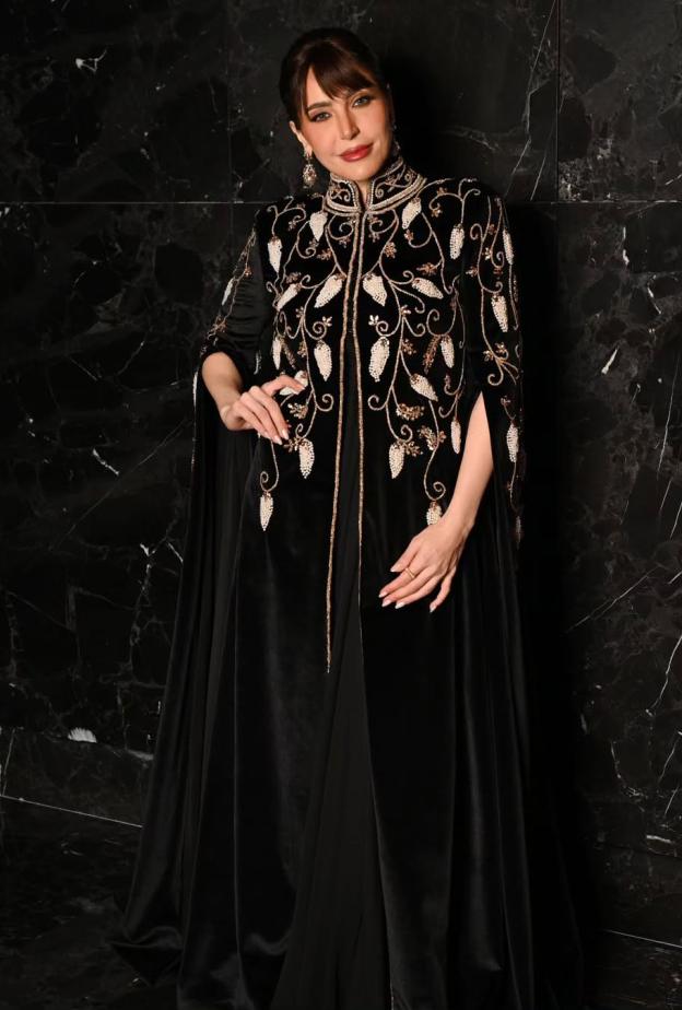 عبير نعمة بالعباية المخملية السوداء 