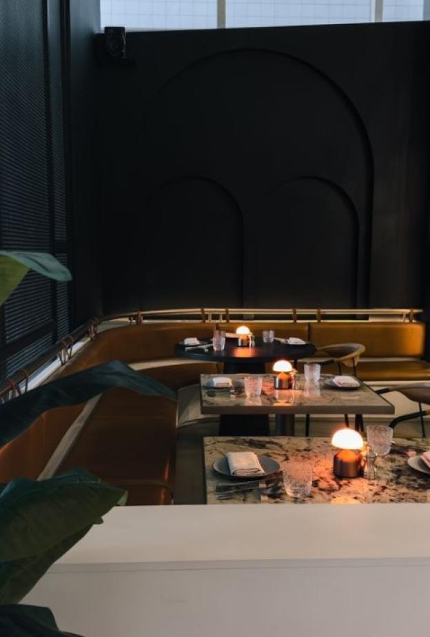 مطعم "فينيل إمبر" يضيف نكهة ليلية نابضة إلى فندق كيمبتون كافد الرياض