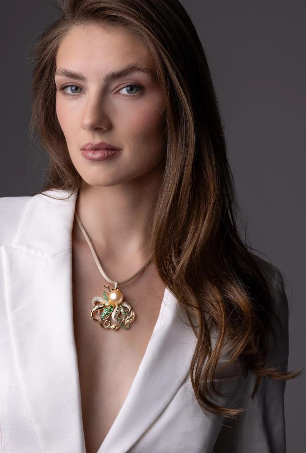 قلادة مرصعة بحجر الزمرد من Mariyeh Ghelichkhani