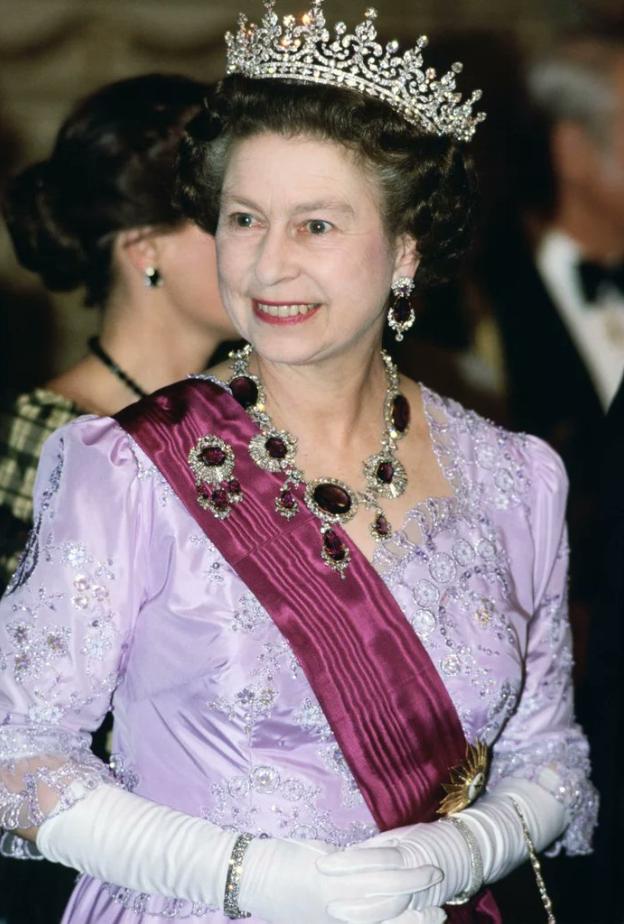 مجوهرات سيدات العائلات الملكية المرصّعة بالجمشت حجر برج الدلو