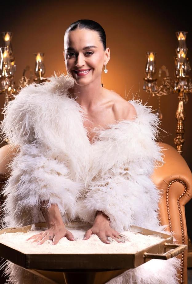 كاتي بيري مرتدية معطفا أوفر سايز باللون الأبيض