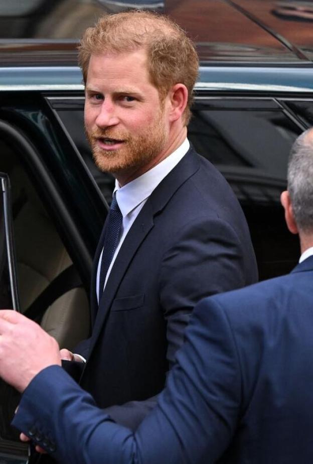 كبار العائلة الملكية البريطانية يتوجهون إلى اسكتلندا مع وصول هاري إلى لندن