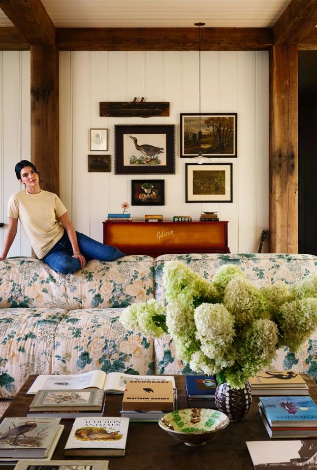 كيندال جينر في غرفة معيشتها مع الأريكة المزهرة من قماش الشينتز