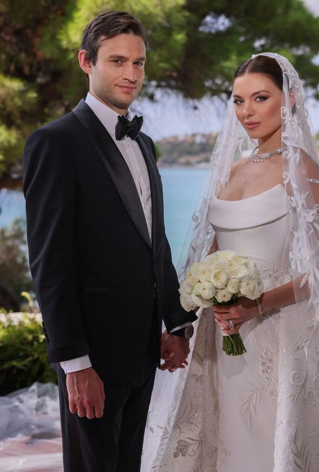 مايا رعيدي مع عريسها خلال حفل زفافها