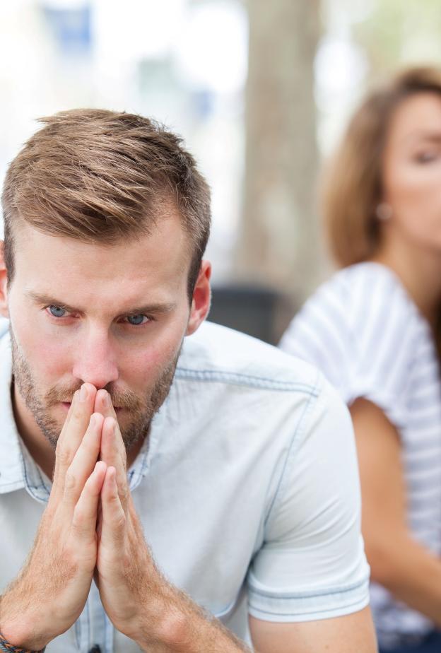 من علامات غيرة الرجل بدون كلامه ابتعاده عاطفيًا عن المرأة بعض الوقت