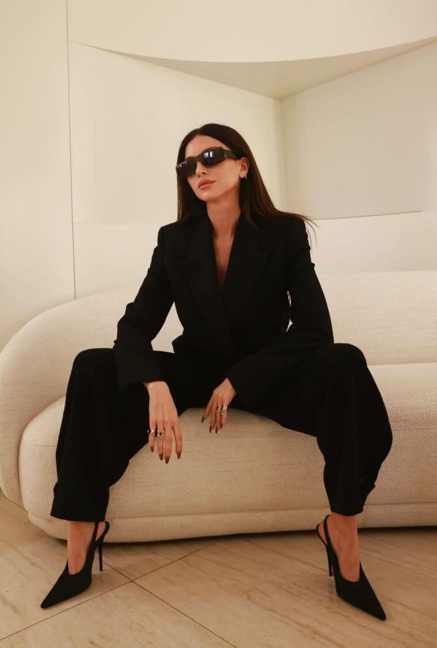 ناتالي فنج ببدلة نسائية باللون الأسود