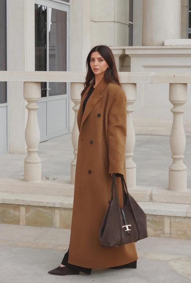 ناتالي فنج ترتدي معطفا طويلا باللون البني 