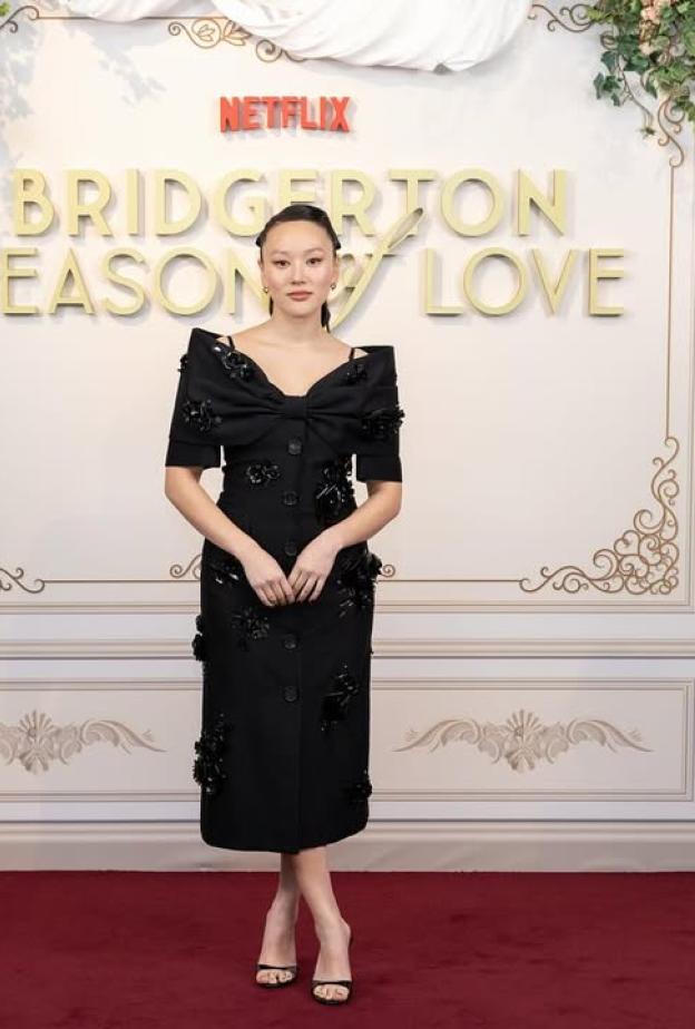 ييرين ها بفستان سهرة باللون الأسود الموحد