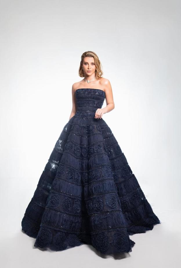 نور علي  بالفستان المنتفخ باللون الأزرق الداكن