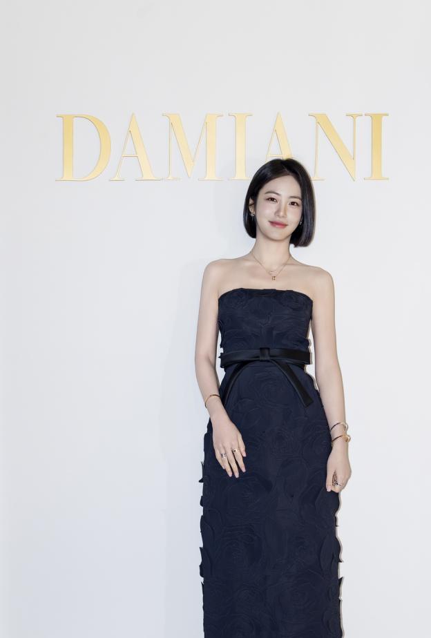 هواسا مغنية وكاتبة أغاني من كوريا الجنوبية