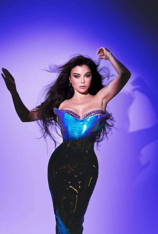 هيفاء وهبي تتصدر المشهد بمجوهراتها اللافتة 