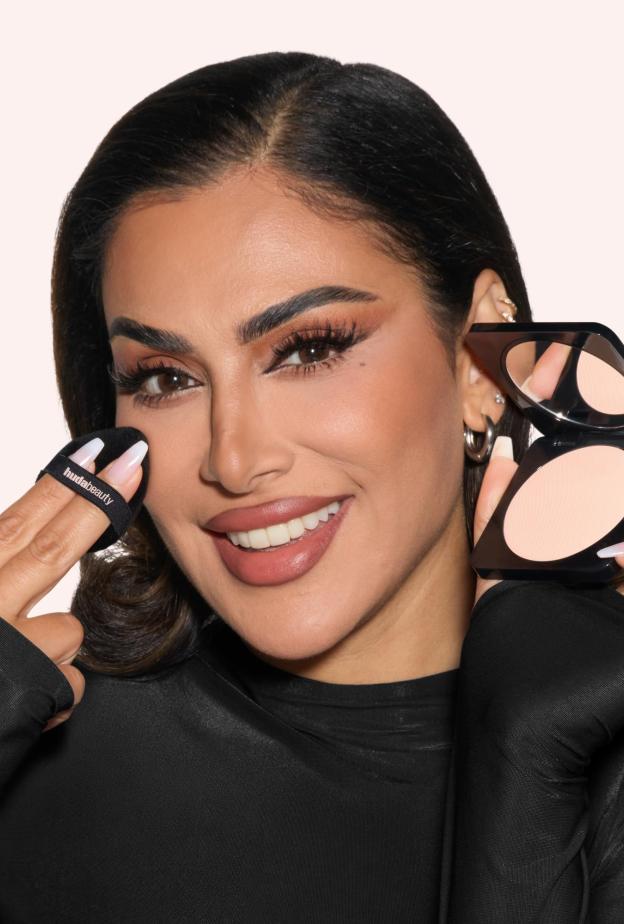 أصبح بإمكانك التألّق بإطلالة خالية من الشوائب بسهولة مع بودرة التثبيت Easy Bake Pressed، الخالية من التلك و