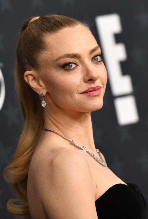  إطلالة Amanda Seyfried بمكياج برونزي قوي
