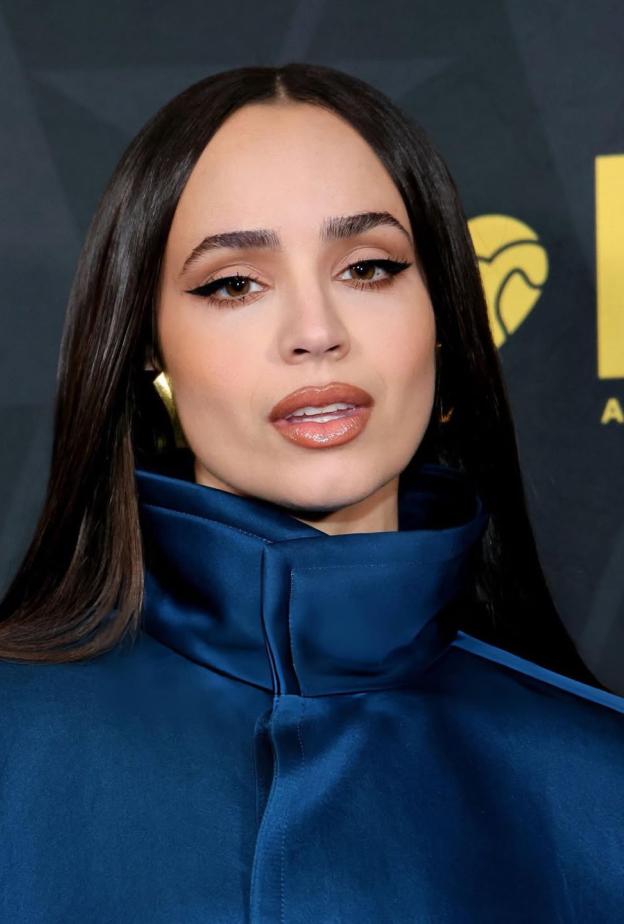 إطلالة Sofia Carson برسمات الآيلاينر المستقيمة