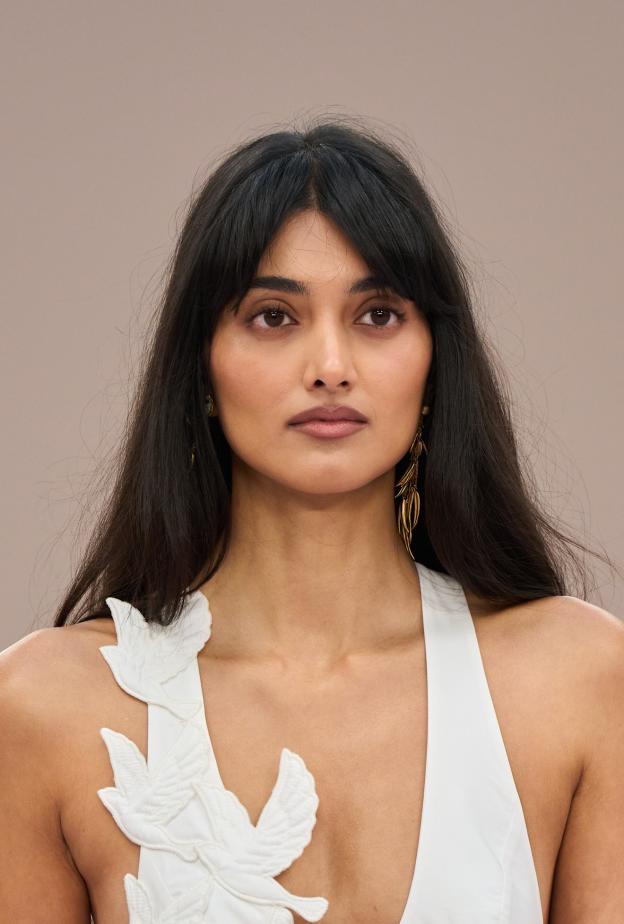  استخدام زيوت الشعر على الاطراف من دار Zimmermann