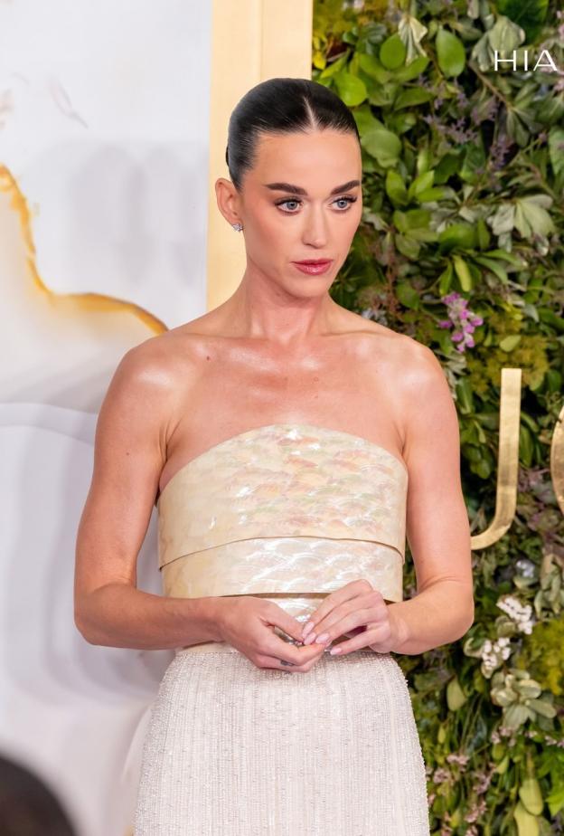 اطلالة Katy Perry برسمات المكياج البني