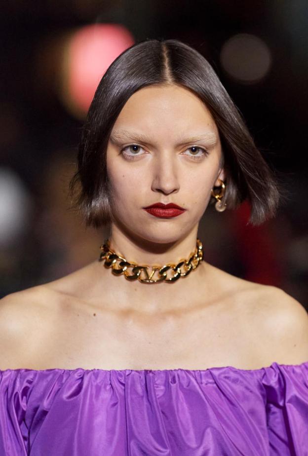 اللون الأحمر في ماكياج فالنتينو أساسي