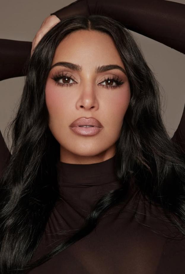 تمرير الآيشادو الناعم على الحواجب الكثيفة بأسلوب kim Kardashian