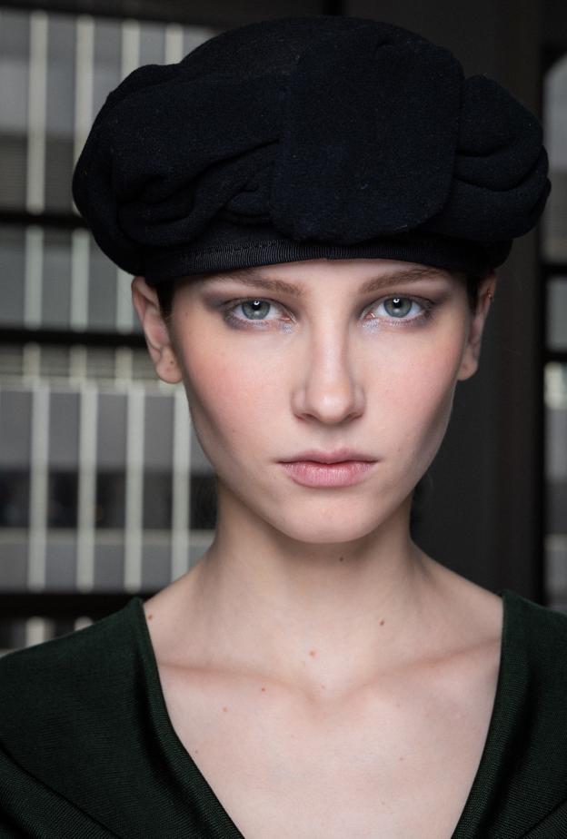 رسمات الآيلاينر الفضي الكريمي من دار Altuzarra