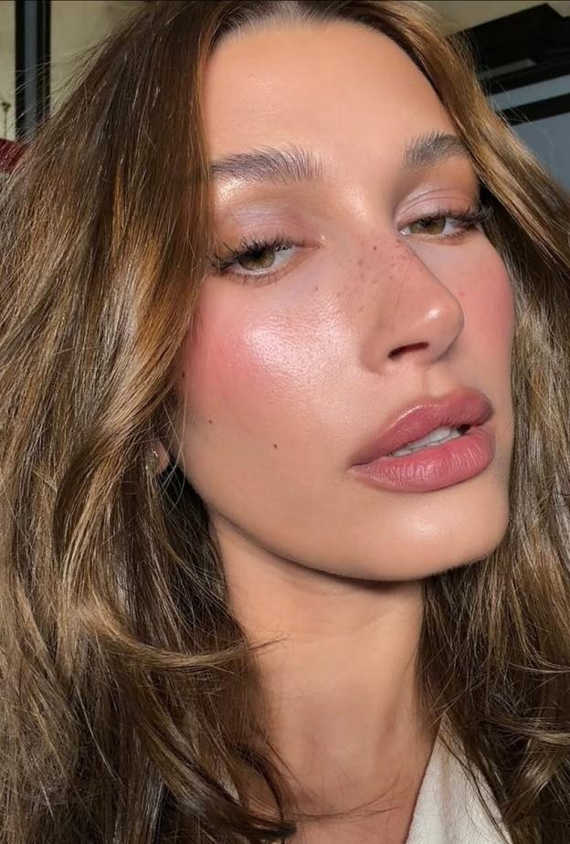 سر إشراقة بشرت هايلي بيبر  الطبيعية بعيدة عن الفيلر أو الجراحة