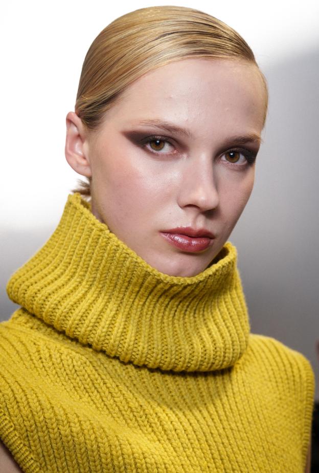 ظلال العيون البرونزية لبشرتك الحنطية في عرض Elie Saab