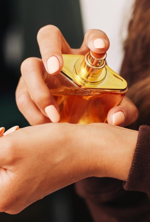 فرك المعصمين لا يوزع العطر، بل يدمّر جزيئات العطر ويقلل من ثباته