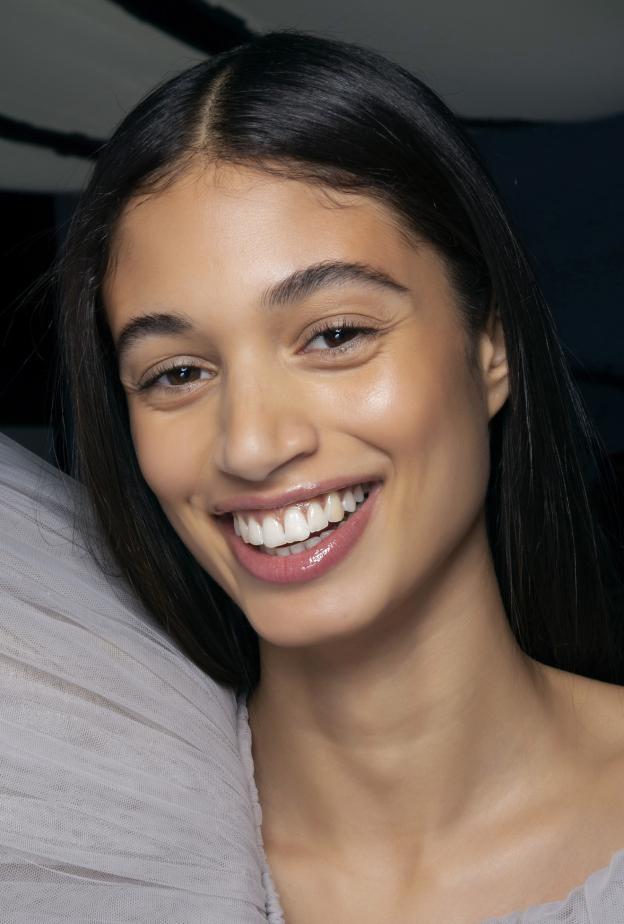 اتجاهات العناية الذكية بالأسنان في 2026 لابتسامة ناصعة بعيدا عن المبالغة