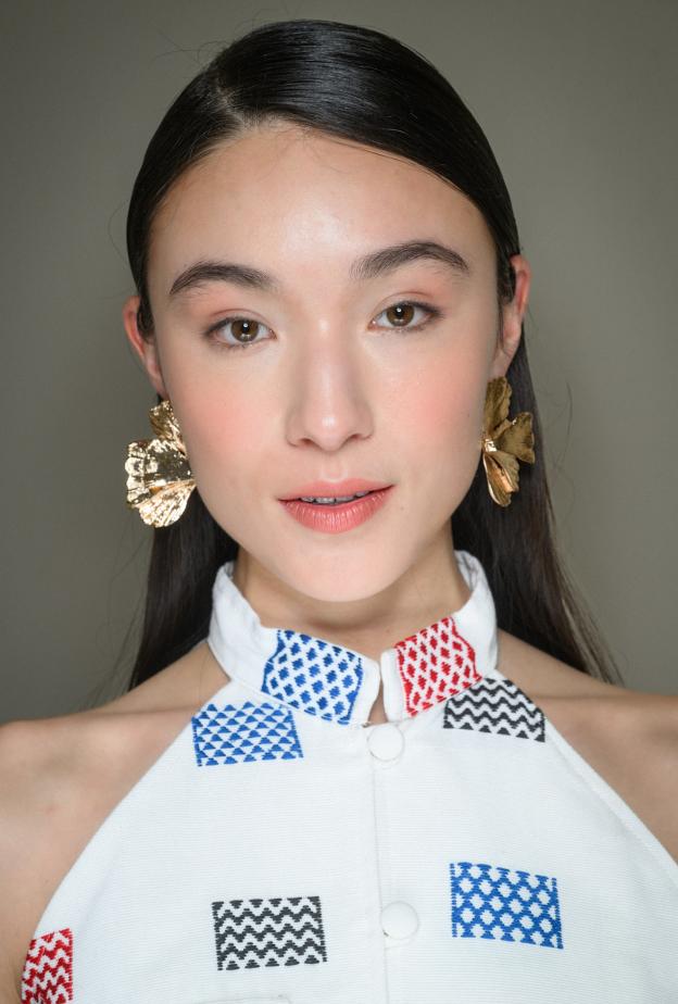 العناية بالبشرة بتقنية Microneedling: كل ما تريدين معرفته من فوائد ومخاطر