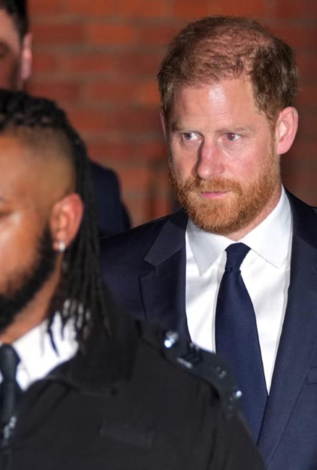 الأمير هاري يصدم الجميع وينسى لقبه الملكي في قاعة المحكمة