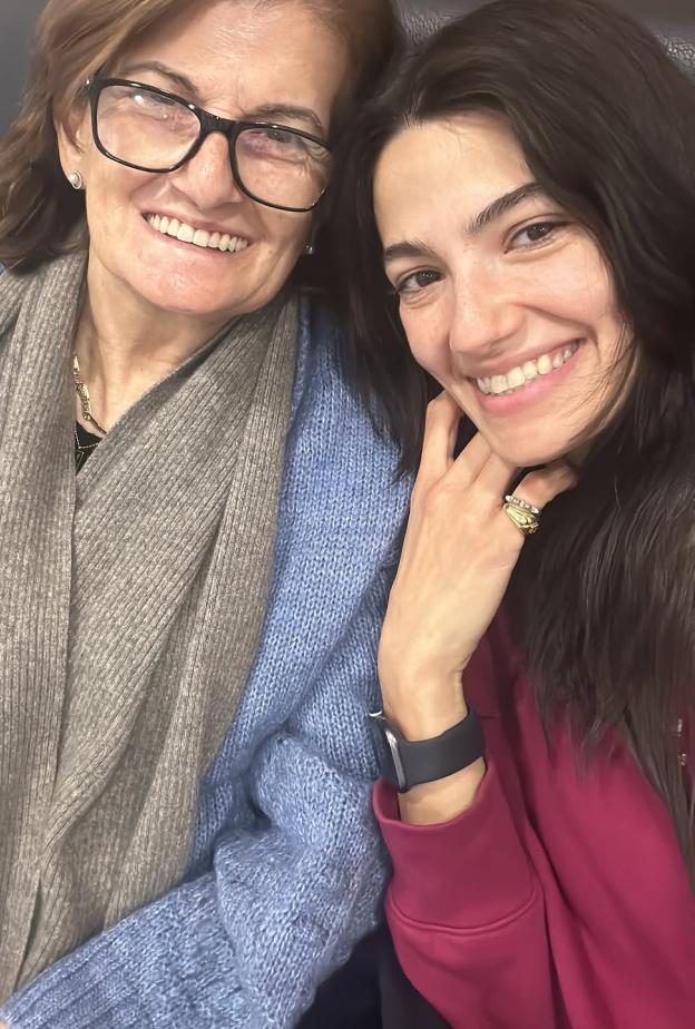 تارا عماد ووالدتها الراحلة