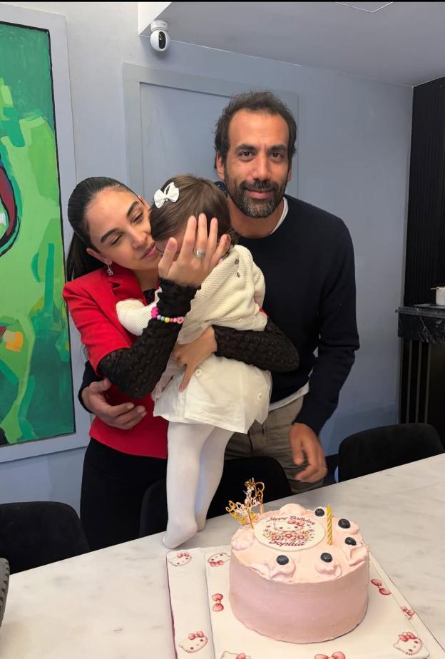 سلمى أبو ضيف وزوجها وابنتهما