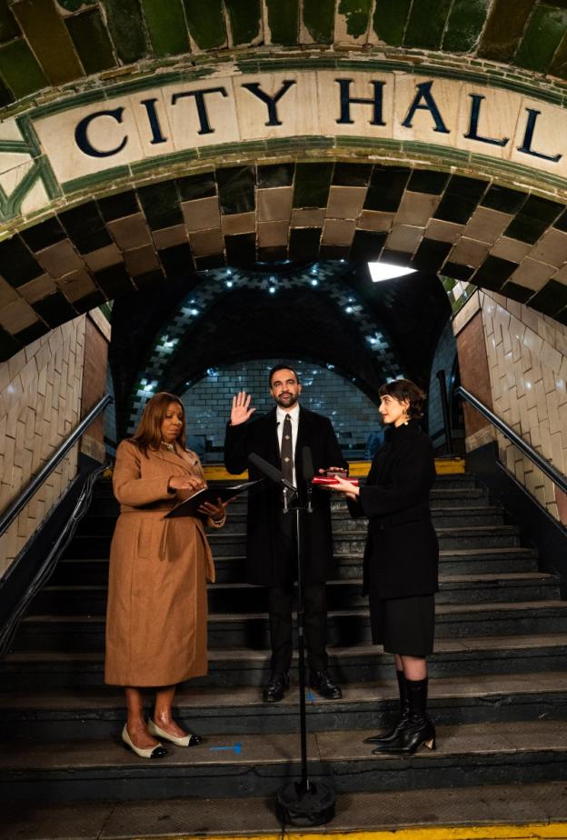 راما دوجي ترتدي معطفا باللون الأسود