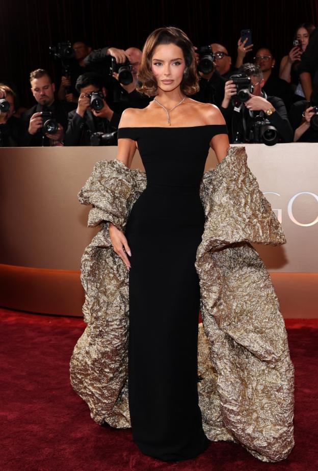 "مورا هيغينز" Maura Higgins بفستان مرمر حليم