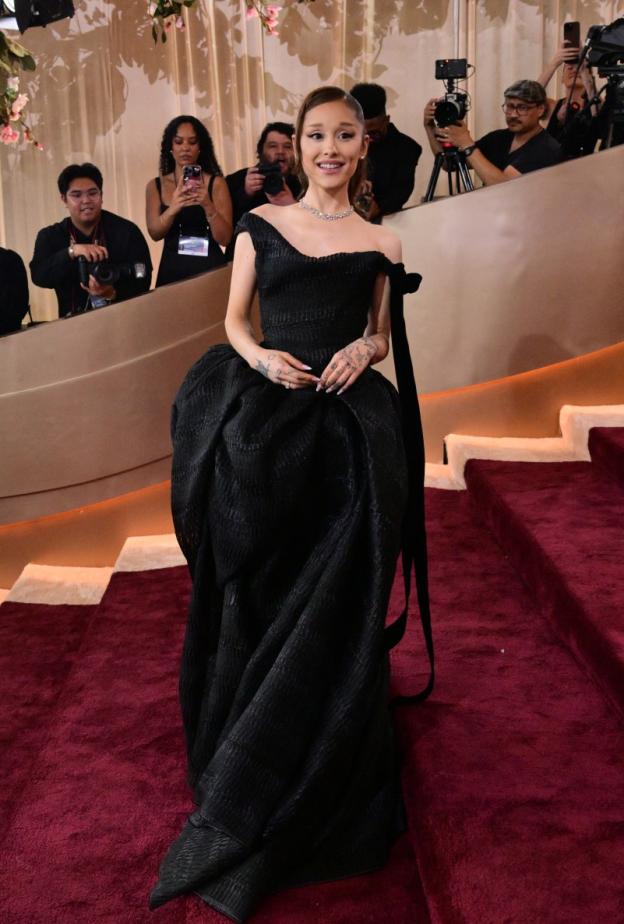  أريانا غراندي ترتدي فستانا منتفخا بقصة الأميرات