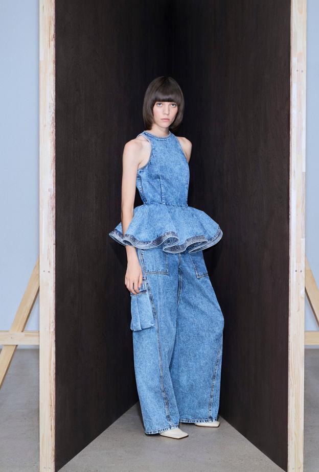 إطلالة من Alaia