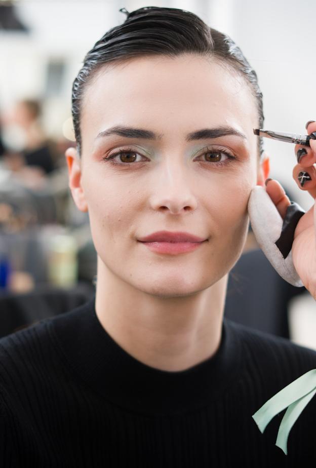 كواليس عروض الهوت كوتور الباريسي صيحات جمالية متقنة وتحضيرات متقنة لربيع 2026