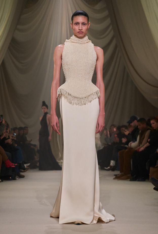 محمد آشي يقدّم "البدايات" عبر هيكلة متقنة وتعقيد شاعري في مجموعة ربيع وصيف 2026 للأزياء الراقية