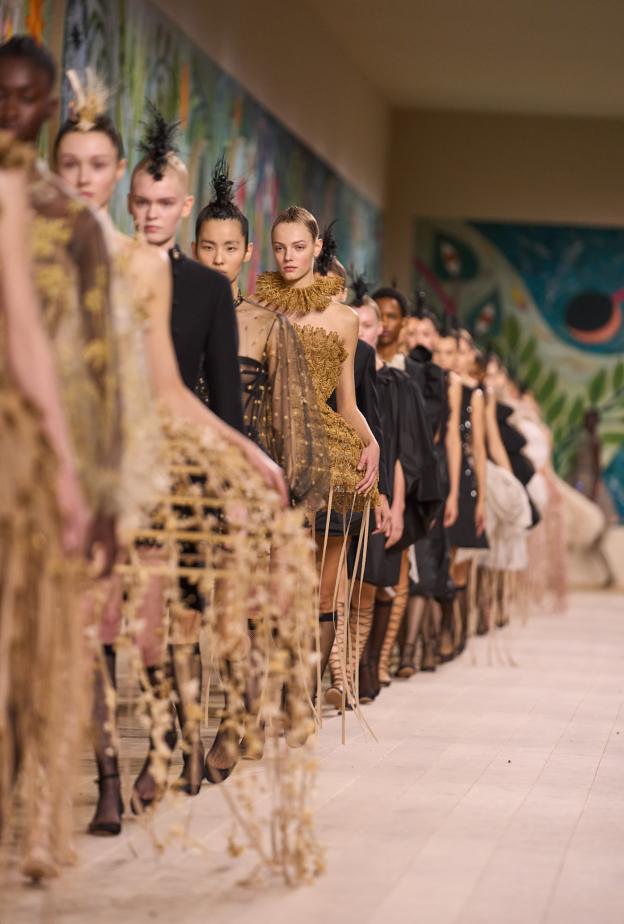 باريس تفتتح موسم "الأزياء الراقية"