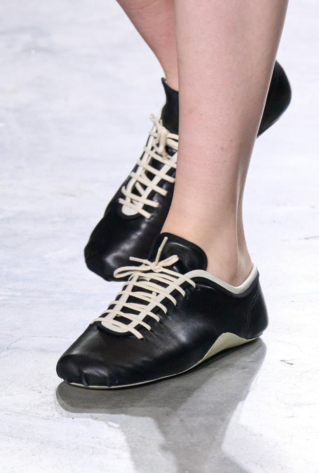 حذاء أسود وابيض فاخر وعملي من Dries Van Noten 