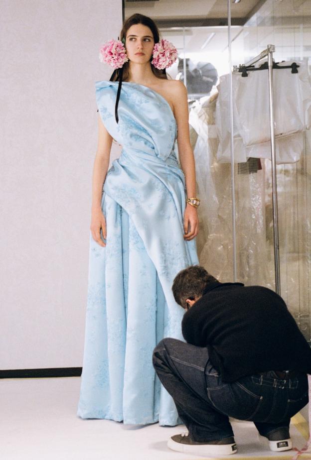 خاص "هي": لقطات حصرية من كواليس جلسات قياس مجموعة ديور للأزياء الراقية لربيع وصيف 2026