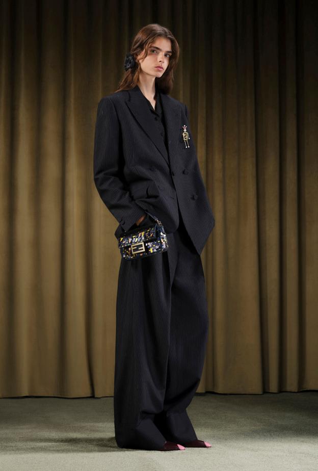 سترة سوداء مقلّمة من فندي، تجسّد التوازن بين الرسمية والرقي العصري