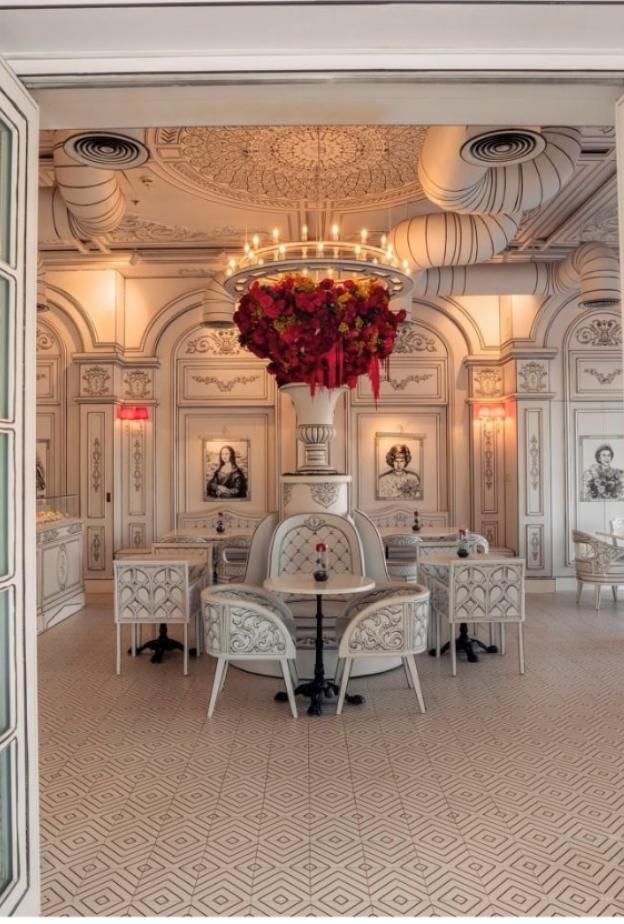 مقهى فورايفير روز: عالم من الخيال تتحول فيه الرؤية إلى حقيقة