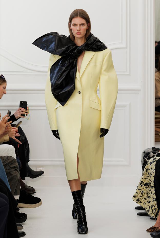 صغيرة أو كبيرة.. الشرائط بجميع المقاسات موضة شتاء 2026